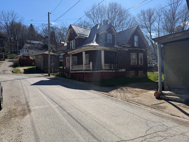 306 Wilson Ave, Unit 2nd Floor