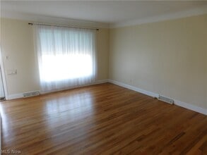 5653 Cumberland Dr in Garfield Heights, OH - Building Photo - Building Photo