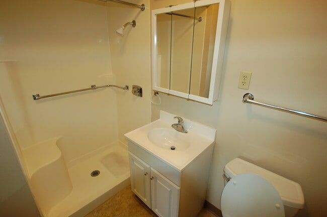 600 Lewis Ave, Unit C8 in Larimore, ND - Foto de edificio - Building Photo