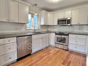 44 Lathrop Rd in Waterford, CT - Building Photo - Building Photo