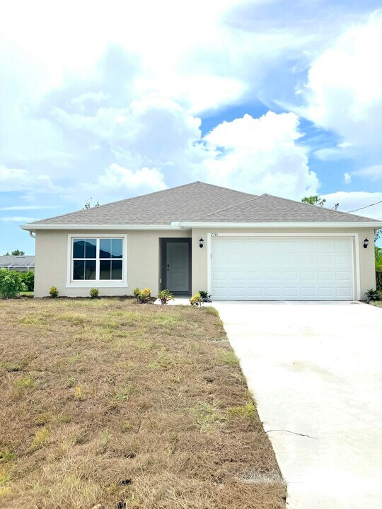 2745 Coolidge Ave in North Port, FL - Building Photo