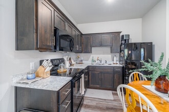 Midtown Cottages in Joplin, MO - Foto de edificio - Building Photo