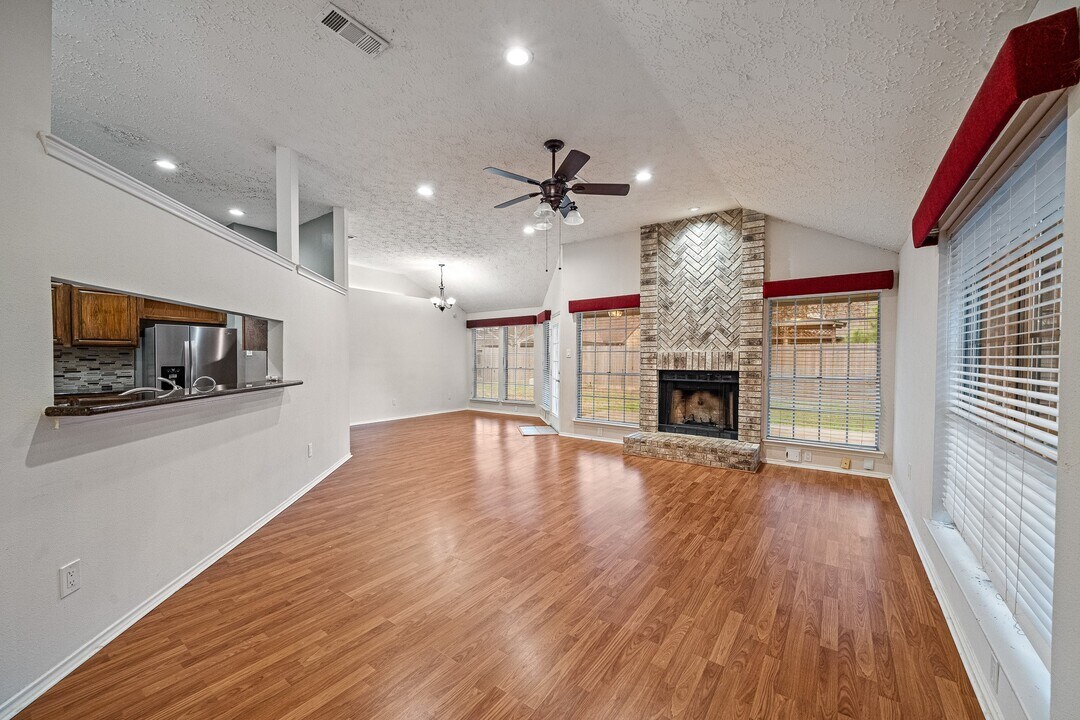 18123 Lake Bend Dr in Houston, TX - Building Photo