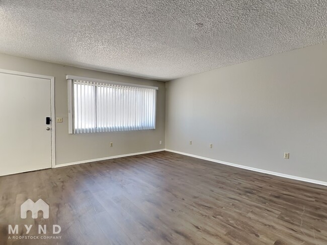 8125 N 33rd Dr in Phoenix, AZ - Foto de edificio - Building Photo