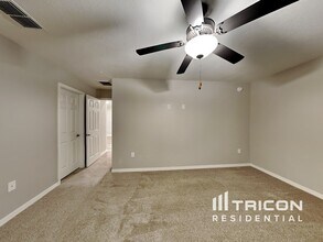 988 Blue Tide Ln in Lakeland, FL - Building Photo - Building Photo