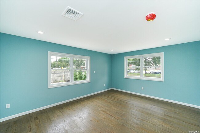 16 Milton St in Hicksville, NY - Building Photo - Building Photo