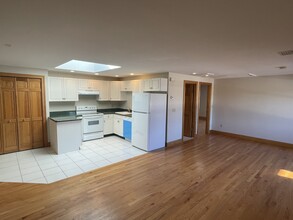 280 Washington Ave, Unit #2 in Hamden, CT - Foto de edificio - Building Photo