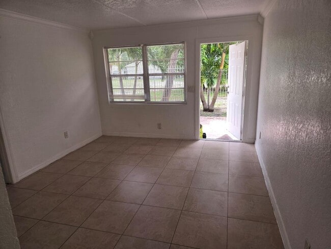 906 2nd St, Apt 3, W Palm BCH in West Palm Beach, FL - Building Photo - Building Photo