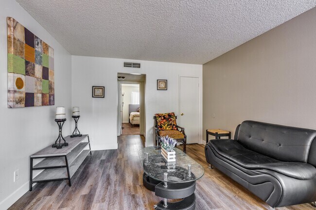 Pine Village in Las Vegas, NV - Foto de edificio - Interior Photo