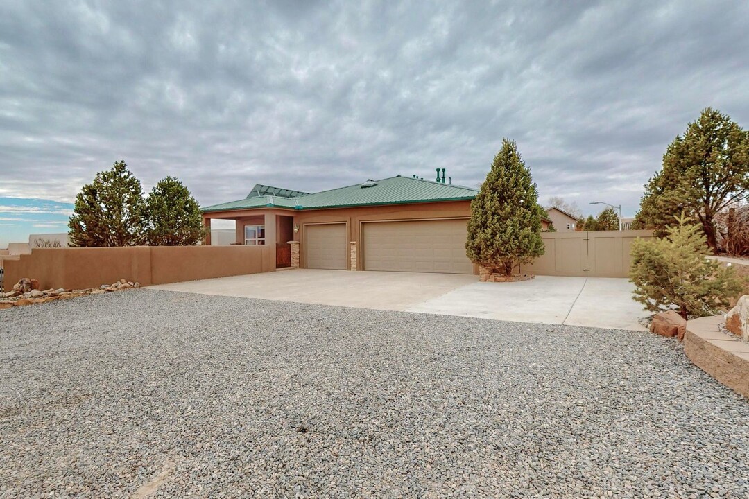 2125 Contreras Rd NE in Rio Rancho, NM - Building Photo