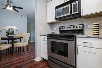 Lakeside Apartments in Lisle, IL - Foto de edificio - Building Photo