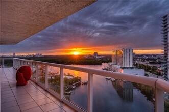 16500 Collins Ave in Sunny Isles Beach, FL - Foto de edificio - Building Photo