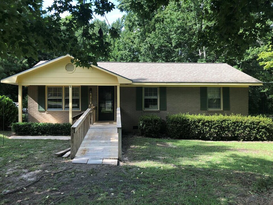 4385 Red Lane Rd in Dalzell, SC - Building Photo