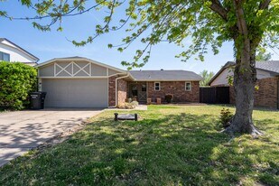 932 NW 9th St in Moore, OK - Building Photo