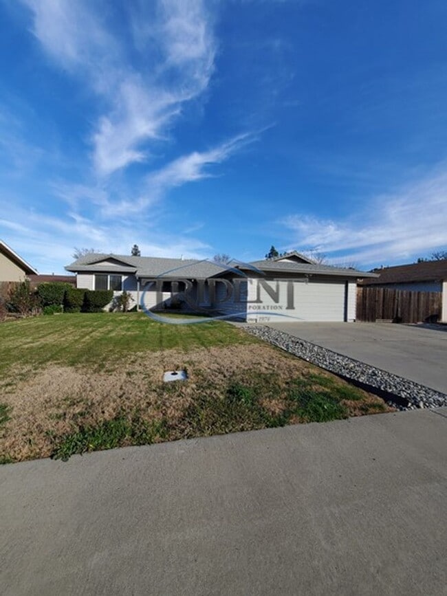 33 Hacienda Ln in Woodland, CA - Building Photo - Building Photo
