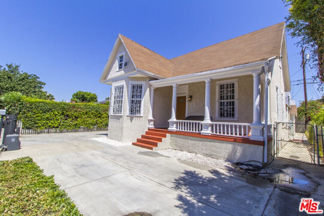 1216 S Lucerne Blvd in Los Angeles, CA - Building Photo