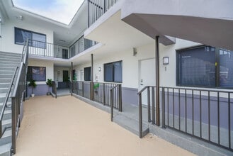 700 SW 11th Ave in Miami, FL - Foto de edificio - Building Photo