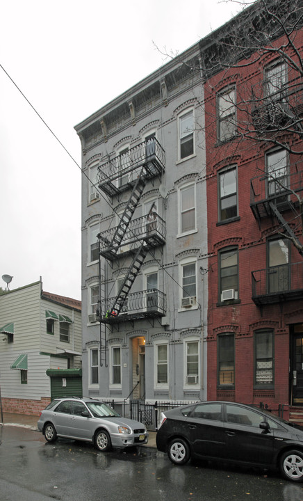 90 JORDAN Ave in Jersey City, NJ - Building Photo
