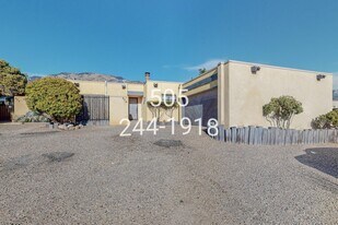 876 Tramway Ln Ct NE in Albuquerque, NM - Building Photo