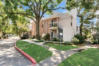 7950 N Stadium Dr in Houston, TX - Foto de edificio - Building Photo