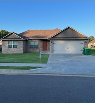 815 S Pittsburg Ave in Russellville, AR - Building Photo