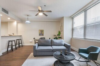 925 Common St in New Orleans, LA - Building Photo - Building Photo