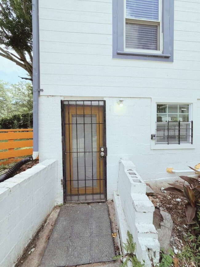 property at 10 Rockmart Dr NW