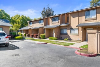 The Villas at Creekside in Modesto, CA - Foto de edificio - Building Photo
