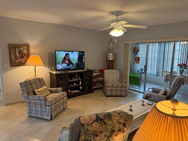 701 Lori Dr, Unit 204 in Palm Springs, FL - Foto de edificio - Building Photo