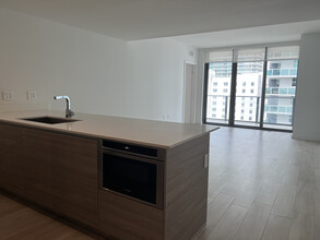 1300 S Miami Ave, Unit 1011 in Miami, FL - Building Photo - Building Photo