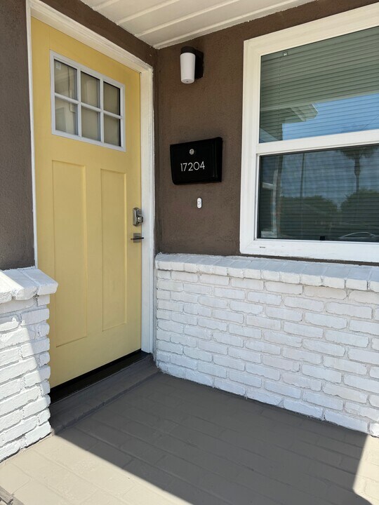 17204 Crenshaw Blvd, Unit Main House in Torrance, CA - Building Photo