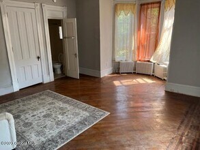 215 S William St-Unit -Unit 1 in Johnstown, NY - Foto de edificio - Building Photo