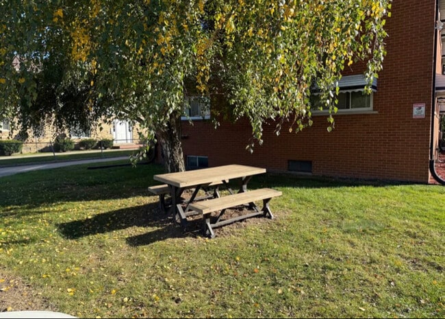 16461 E 10 Mile Rd, Unit 4B in Eastpointe, MI - Foto de edificio - Building Photo