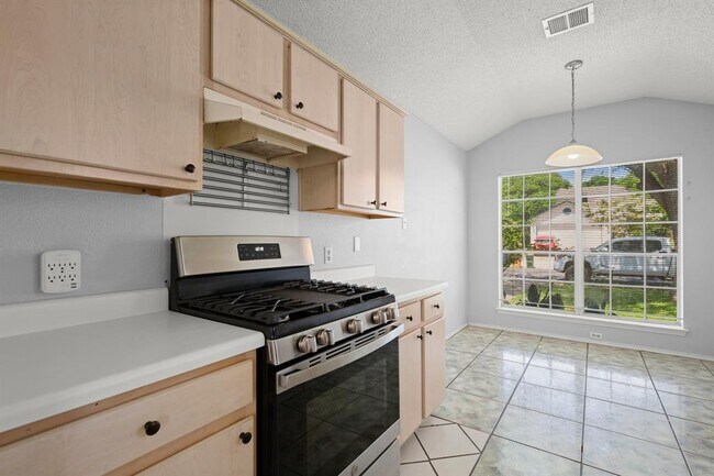 8133 Tockington Way in Austin, TX - Foto de edificio - Building Photo