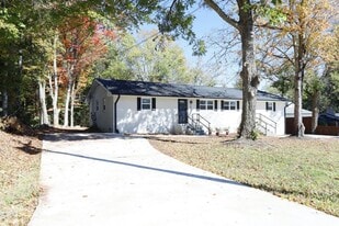 204 W Corbin St in Hillsborough, NC - Building Photo