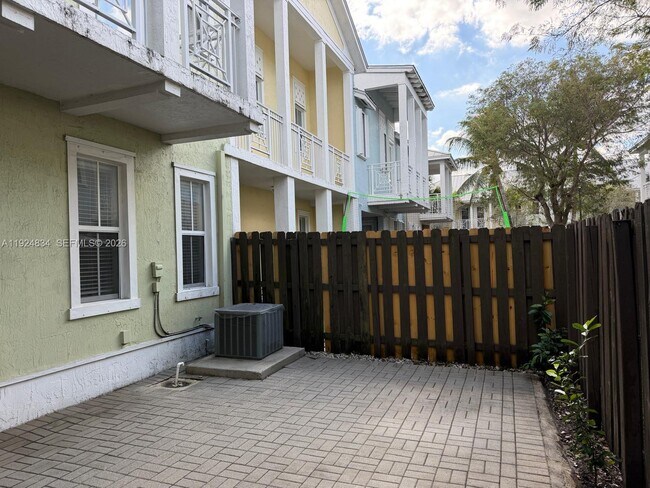 7540 NW 114th Pl in Medley, FL - Building Photo - Building Photo