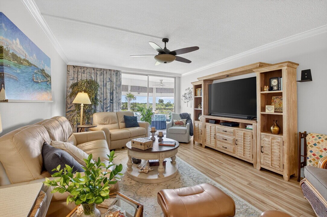 23279 Barwood Ln N in Boca Raton, FL - Building Photo