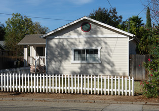 423 Lomita Ave in Ojai, CA - Foto de edificio - Building Photo