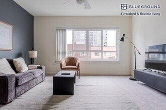 362 Bellevue Way NE in Bellevue, WA - Building Photo - Building Photo