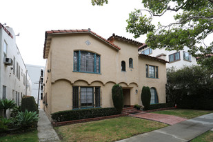 136 S Oakhurst Dr in Beverly Hills, CA - Building Photo