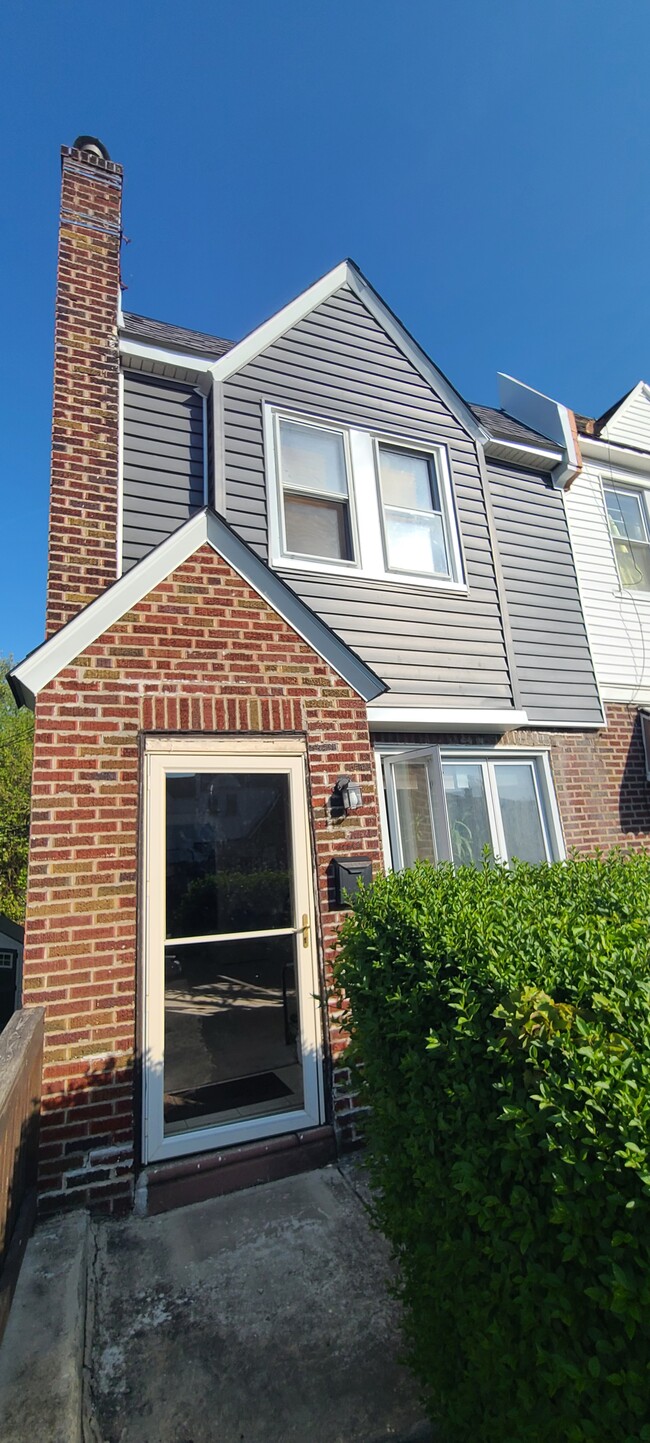 property at 1503 E Mayland St