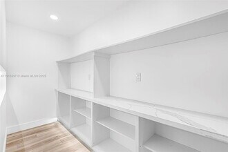 216 NE 160th St in Miami, FL - Building Photo - Building Photo