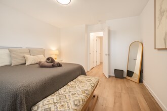 645 Manhattan Plz, Unit 203 in Boulder, CO - Building Photo - Building Photo