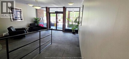 3905 Riverside Dr E in Windsor, ON - Foto de edificio - Building Photo
