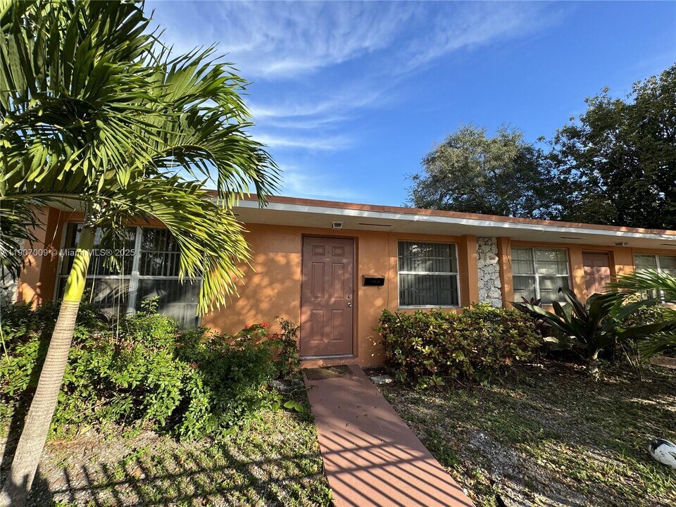 12735 NE 13th Ave in North Miami, FL - Building Photo