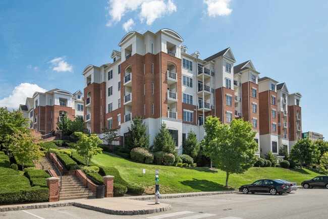 300 W Elm St, Unit 2319