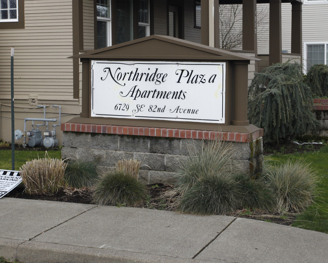 Northridge Plaza Apartments in Portland, OR - Foto de edificio - Building Photo