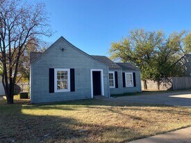 2421 25th St in Lubbock, TX - Building Photo