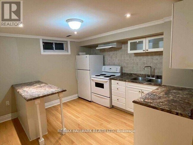 24 Hillview Dr in Newmarket, ON - Building Photo - Building Photo