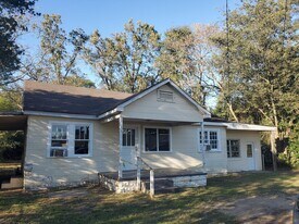 206 Savannah Ave in Dublin, GA - Building Photo